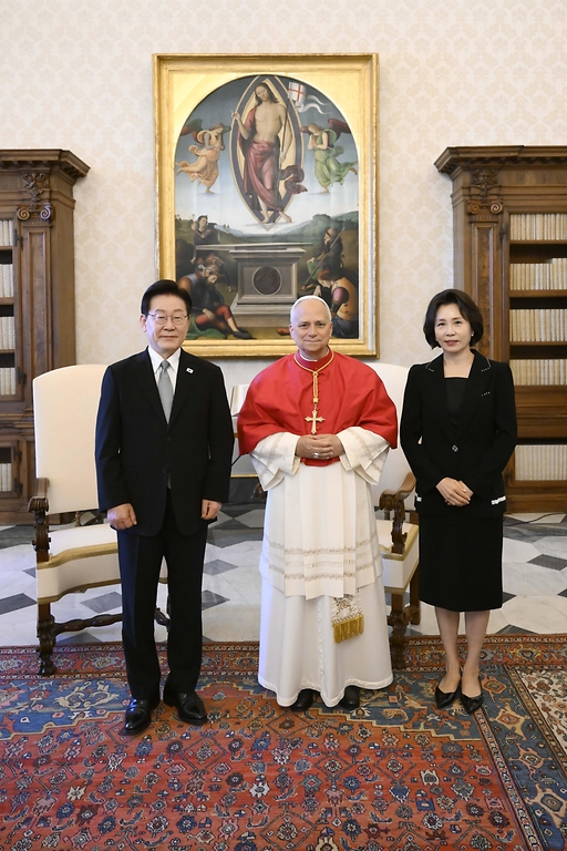 이재명 대통령과 김혜경 여사가 6월 15일(현지 시간) 교황청 사도궁에서 레오 14세 교황과 기념촬영을 하고 있다. 