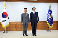 김민석 국무총리가 6월 15일 세종대로 정부서울청사에서 열린 차관급 임명장 수여식에서 임명장 전달 및 기념촬영을 하고 있다.