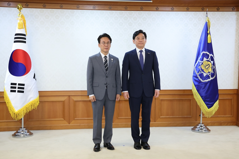 김민석 국무총리가 6월 15일 세종대로 정부서울청사에서 열린 차관급 임명장 수여식에서 임명장 전달 및 기념촬영을 하고 있다.