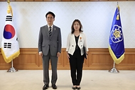 김민석 국무총리가 6월 15일 세종대로 정부서울청사에서 열린 정부업무평가 유공자 포상 수여식에서 수상자들에게 포상을 수여하고 있다.