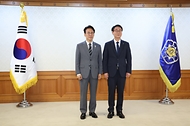김민석 국무총리가 6월 15일 세종대로 정부서울청사에서 열린 차관급 임명장 수여식에서 임명장 전달 및 기념촬영을 하고 있다.