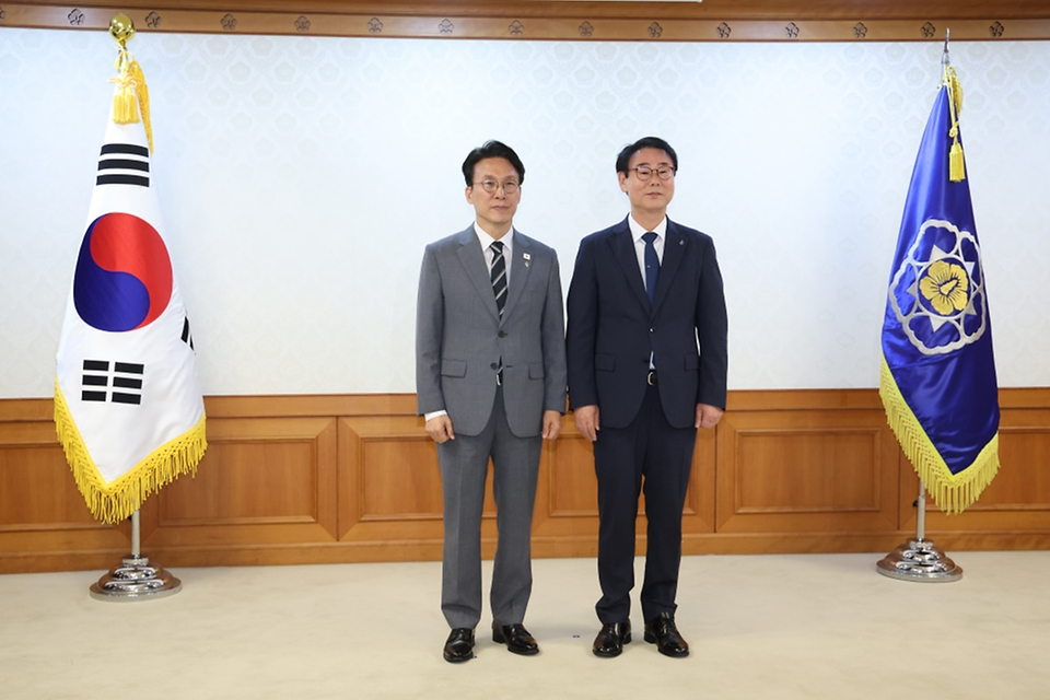 김민석 국무총리가 6월 15일 세종대로 정부서울청사에서 열린 차관급 임명장 수여식에서 임명장 전달 및 기념촬영을 하고 있다.