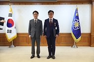 김민석 국무총리가 6월 15일 세종대로 정부서울청사에서 열린 정부업무평가 유공자 포상 수여식에서 수상자들에게 포상을 수여하고 있다.