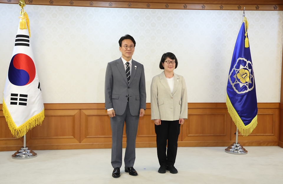 김민석 국무총리가 6월 15일 세종대로 정부서울청사에서 열린 차관급 임명장 수여식에서 임명장 전달 및 기념촬영을 하고 있다.