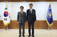 김민석 국무총리가 6월 15일 세종대로 정부서울청사에서 열린 정부업무평가 유공자 포상 수여식에서 수상자들에게 포상을 수여하고 있다.