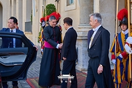 이재명 대통령이 6월 15일(현지 시간) 레오 14세 교황과 피에트로 파롤린 국무원장 면담을 마친 뒤 바티칸 교황청을 나서며 관계자와 인사하고 있다.