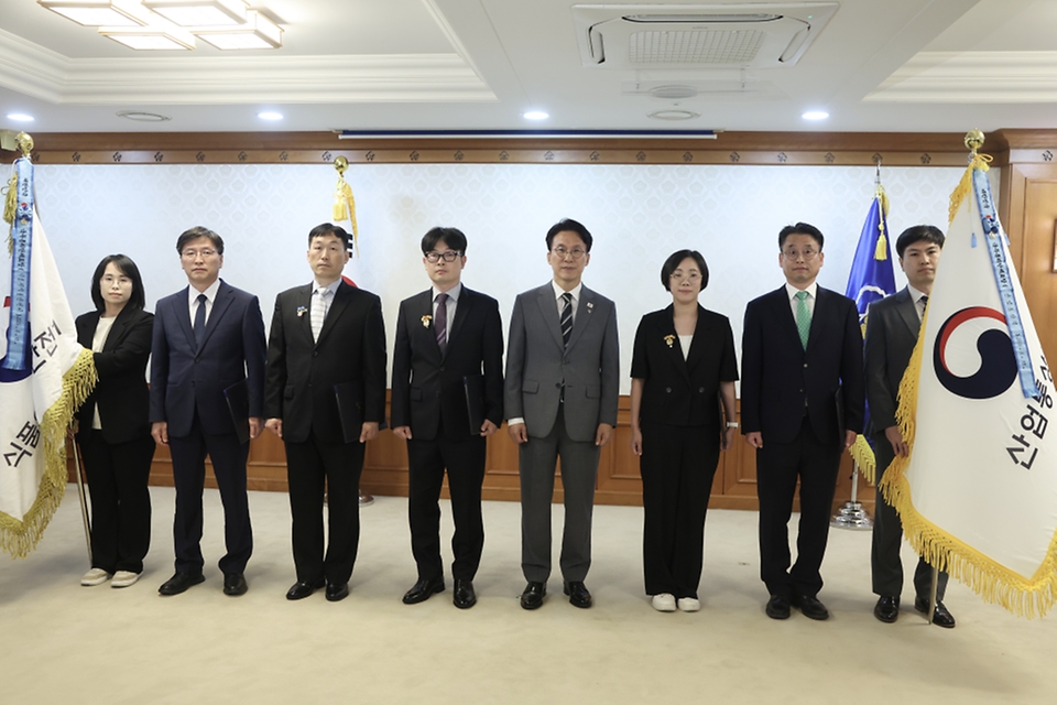 김민석 국무총리가 6월 15일 세종대로 정부서울청사에서 열린 정부업무평가 유공자 포상 수여식에서 수상자들에게 포상을 수여하고 있다.