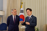이재명 대통령과 마크 카니 캐나다 총리가 6월 16일(현지 시간) 프랑스 에비앙레뱅 주요 7개국(G7) 정상회의장에서 양자 회담을 하고 있다.