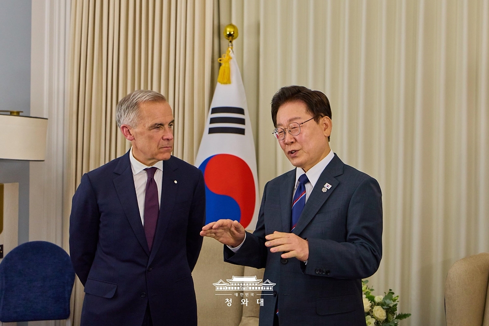 이재명 대통령과 마크 카니 캐나다 총리가 6월 16일(현지 시간) 프랑스 에비앙레뱅 주요 7개국(G7) 정상회의장에서 양자 회담을 하고 있다.
