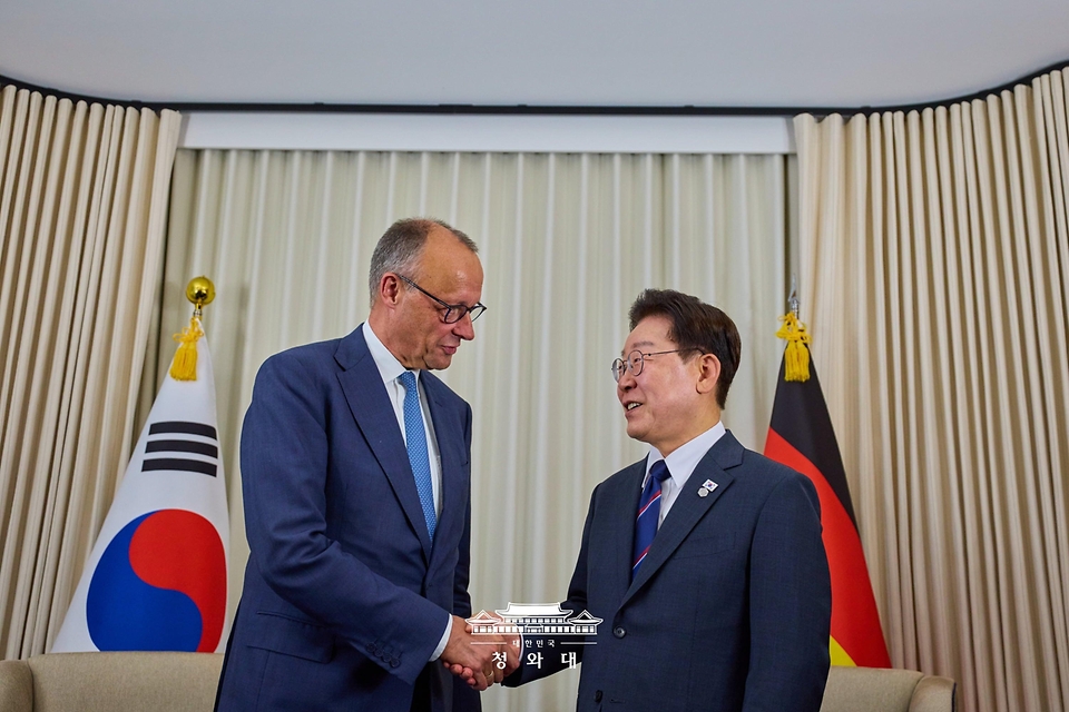 이재명 대통령과 프리드리히 메르츠 독일 총리가 6월 16일(현지 시간) 프랑스 에비앙레뱅 주요 7개국(G7) 정상회의장에서 양자 회담에 앞서 인사하고 있다.