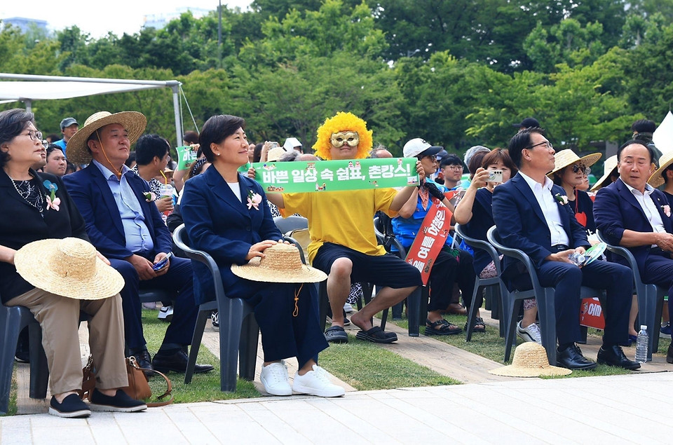 송미령 농림축산식품부 장관이 6월 16일 서울 광장에서 개최된 '2026 농촌여행 페스티벌' 기념행사에 참석하고 있다.