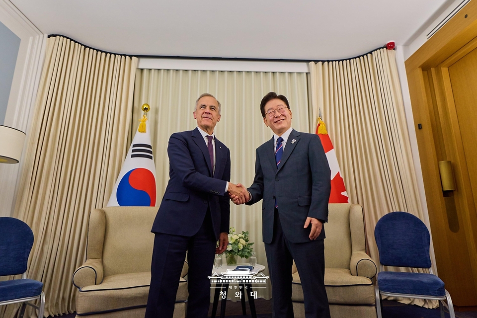 이재명 대통령과 마크 카니 캐나다 총리가 6월 16일(현지 시간) 프랑스 에비앙레뱅 주요 7개국(G7) 정상회의장에서 양자회담에 앞서 악수하고 있다.