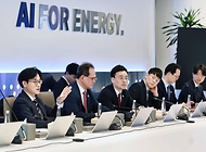 김정관 산업통상부 장관이 6월 16일 아랍에미리트(UAE) 아부다비 국영석유회사(ADNOC) 회의실에서 원유 등 글로벌 자원·에너지 공급망에서 핵심 역할을 수행하는 아부다비 국영석유회사(ADNOC)의 무사베 알 카비(Musabbeh Al Kaabi) 상류 부분(Upstream) CEO 등 주요 고위급 인사들과 회담을 갖고 있다.