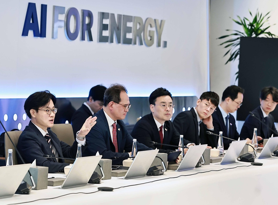 김정관 산업통상부 장관이 6월 16일 아랍에미리트(UAE) 아부다비 국영석유회사(ADNOC) 회의실에서 원유 등 글로벌 자원·에너지 공급망에서 핵심 역할을 수행하는 아부다비 국영석유회사(ADNOC)의 무사베 알 카비(Musabbeh Al Kaabi) 상류 부분(Upstream) CEO 등 주요 고위급 인사들과 회담을 갖고 있다.