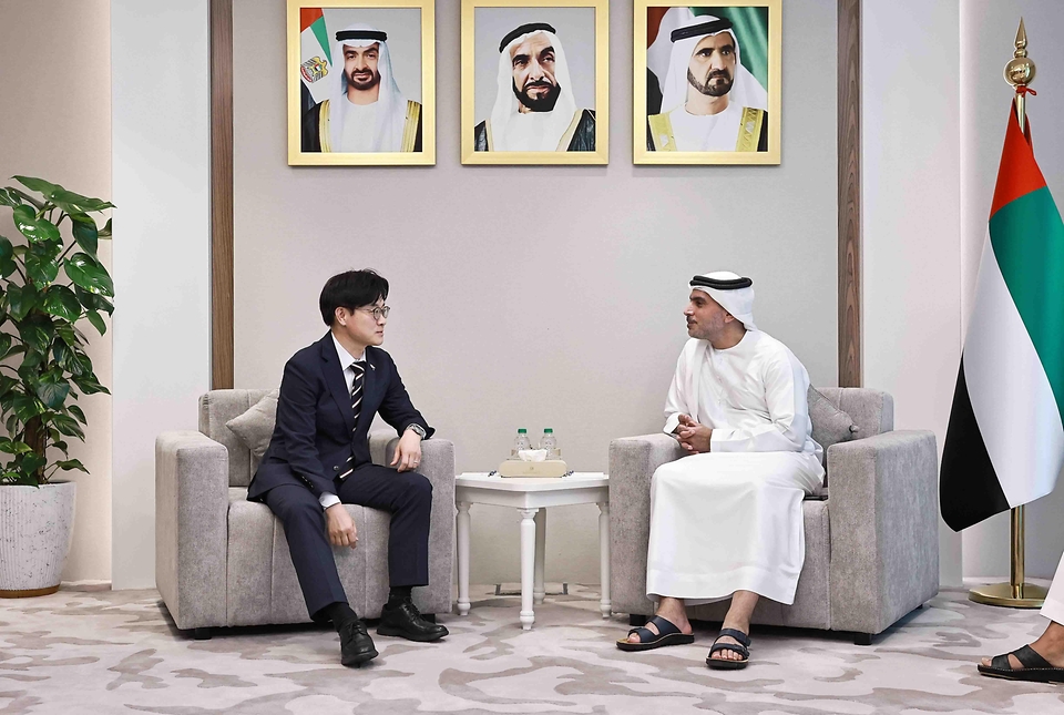 김정관 산업통상부 장관이 6월 16일(현지 시간) 아랍에미리트(UAE) 에너지인프라부를 방문해, 셰리프 살림 알 올라마(Sharif Salim Al Olama) 에너지인프라부 차관 등 UAE 원전 관련 핵심 기관 고위급 인사들과의 면담을 갖고, 바라카 원전 운영의 전주기 협력 심화를 위해 진행하고 있는 핵연료의 안정적 수급, 원전 정비 협력 강화, 원전 운영의 인공지능(AI)·디지털전환(DT) 적용 확대에 관한 양국 기업 간 협력 프로젝트 추진 현황을 점검하고 향후 사업 구체화 방안 등을 논의하고 있다.
