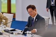 이재명 대통령이 6월 16일(현지 시간) 프랑스 에비앙레뱅에서 열린 주요 7개국(G7) 정상회의 확대회담 첫 세션에 참석해 있다.