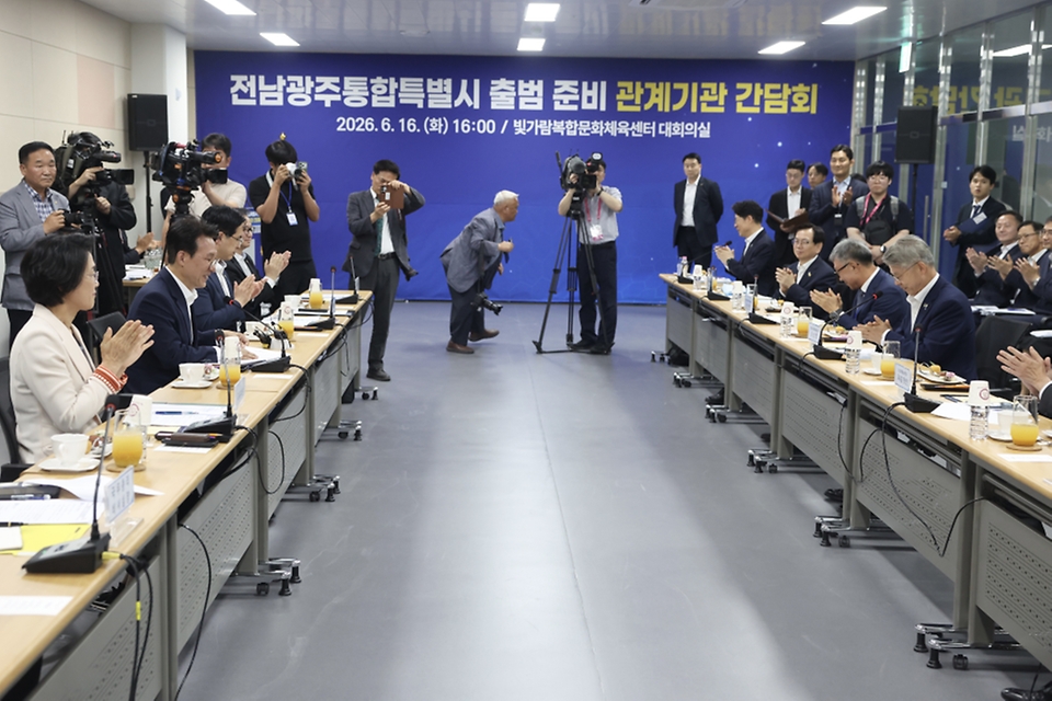 김민석 국무총리가 6월 16일 전남 나주 빛가람복합문화체육센터에서 열린 전남광주통합특별시 출범준비 관계기관 간담회에 참석, 발언을 하고 있다.