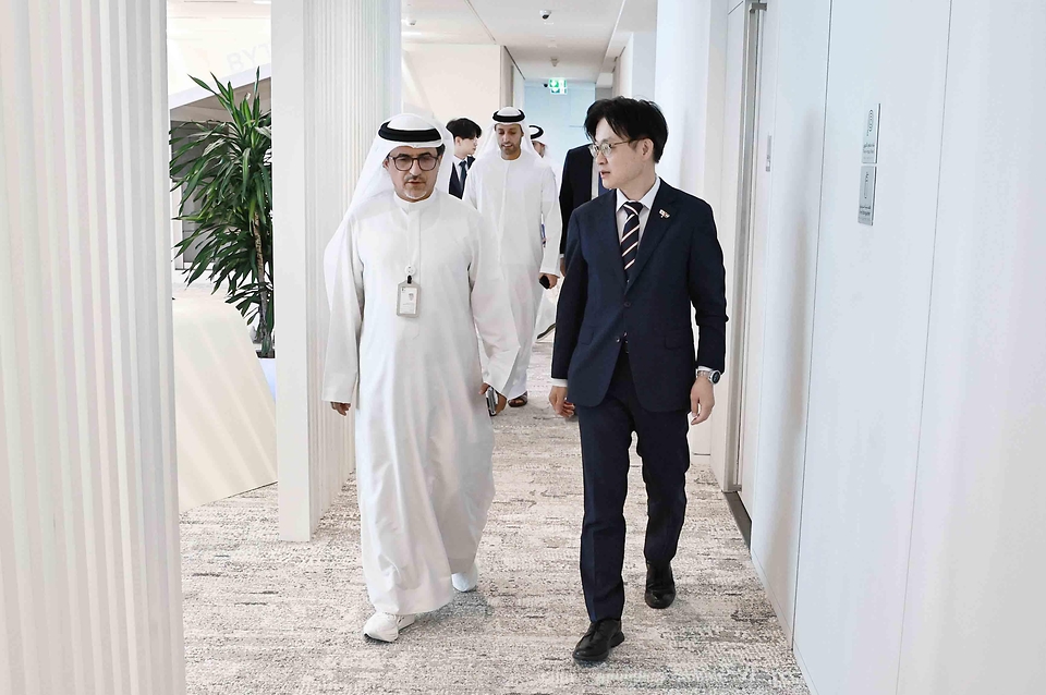 김정관 산업통상부 장관이 6월 16일 아랍에미리트(UAE) 아부다비 국영석유회사(ADNOC) 회의실에서 원유 등 글로벌 자원·에너지 공급망에서 핵심 역할을 수행하는 아부다비 국영석유회사(ADNOC)의 무사베 알 카비(Musabbeh Al Kaabi) 상류 부분(Upstream) CEO 등 주요 고위급 인사들과 회담을 갖고 있다.