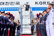 이탈리아 국빈 방문 일정을 마친 이재명 대통령과 김혜경 여사가 6월 16일(현지 시간) 로마 다빈치 공항 공군 1호기에서 환송객들을 향해 인사하고 있다.