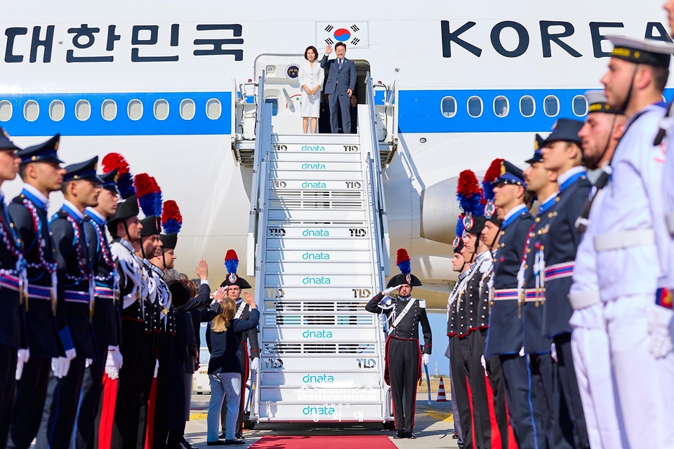 이탈리아 국빈 방문 일정을 마친 이재명 대통령과 김혜경 여사가 6월 16일(현지 시간) 로마 다빈치 공항 공군 1호기에서 환송객들을 향해 인사하고 있다.