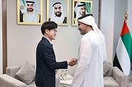 김정관 산업통상부 장관이 6월 16일(현지 시간) 아랍에미리트(UAE) 에너지인프라부를 방문해, 셰리프 살림 알 올라마(Sharif Salim Al Olama) 에너지인프라부 차관 등 UAE 원전 관련 핵심 기관 고위급 인사들과의 면담을 갖고, 바라카 원전 운영의 전주기 협력 심화를 위해 진행하고 있는 핵연료의 안정적 수급, 원전 정비 협력 강화, 원전 운영의 인공지능(AI)·디지털전환(DT) 적용 확대에 관한 양국 기업 간 협력 프로젝트 추진 현황을 점검하고 향후 사업 구체화 방안 등을 논의하고 있다.