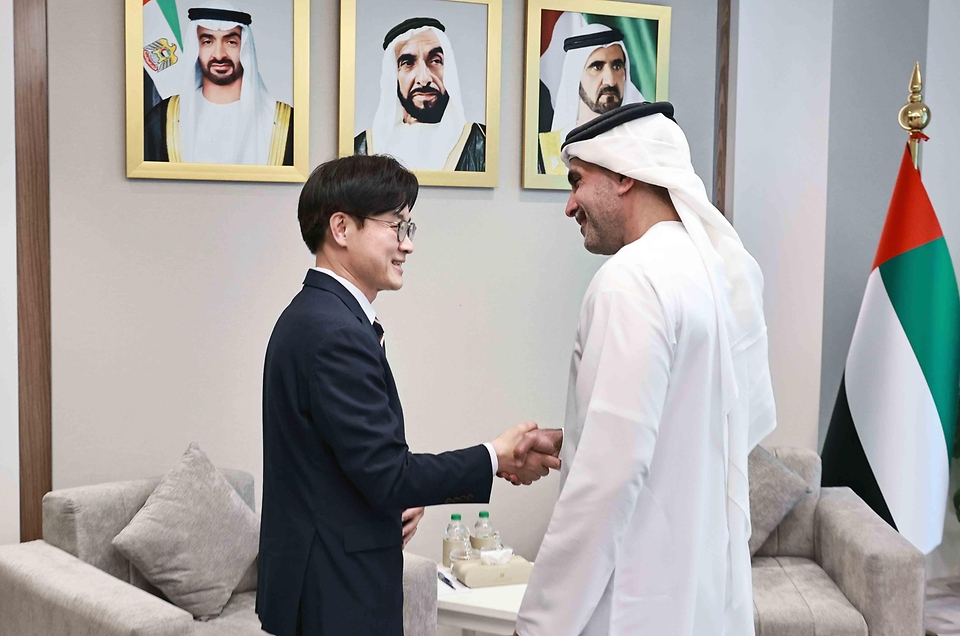 김정관 산업통상부 장관이 6월 16일(현지 시간) 아랍에미리트(UAE) 에너지인프라부를 방문해, 셰리프 살림 알 올라마(Sharif Salim Al Olama) 에너지인프라부 차관 등 UAE 원전 관련 핵심 기관 고위급 인사들과의 면담을 갖고, 바라카 원전 운영의 전주기 협력 심화를 위해 진행하고 있는 핵연료의 안정적 수급, 원전 정비 협력 강화, 원전 운영의 인공지능(AI)·디지털전환(DT) 적용 확대에 관한 양국 기업 간 협력 프로젝트 추진 현황을 점검하고 향후 사업 구체화 방안 등을 논의하고 있다.