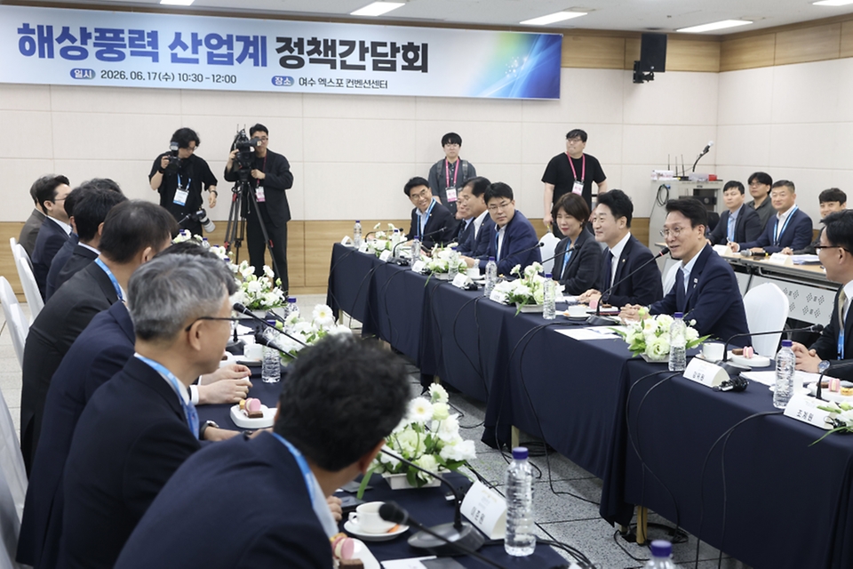김민석 국무총리가 6월 17일 전남 여수시 여수 엑스포 컨벤션센터에서 열린 해상풍력 공급망 컨퍼런스 전시회에 참석, 전시부스를 방문하고 있다.