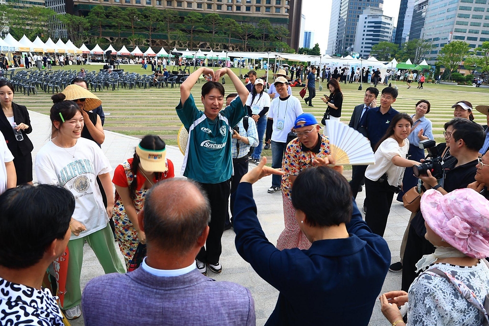 송미령 농림축산식품부 장관이 6월 16일 서울 광장에서 개최된 '2026 농촌여행 페스티벌' 기념행사에 참석하고 있다.