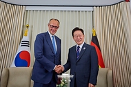 이재명 대통령과 프리드리히 메르츠 독일 총리가 6월 16일(현지 시간) 프랑스 에비앙레뱅 주요 7개국(G7) 정상회의장에서 양자 회담에 앞서 인사하고 있다.