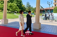 주요 7개국(G7) 정상회의에 참석하는 이재명 대통령과 김혜경 여사가 6월 16일(현지 시간) 프랑스 에비앙레뱅 정상회의장에 도착해 인사하며 건물로 들어서고 있다.