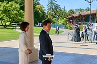 주요 7개국(G7) 정상회의에 참석하는 이재명 대통령과 김혜경 여사가 6월 16일(현지 시간) 프랑스 에비앙레뱅 정상회의장에 도착해 인사하며 건물로 들어서고 있다.
