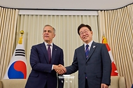이재명 대통령과 마크 카니 캐나다 총리가 6월 16일(현지 시간) 프랑스 에비앙레뱅 주요 7개국(G7) 정상회의장에서 양자회담에 앞서 악수하고 있다. 