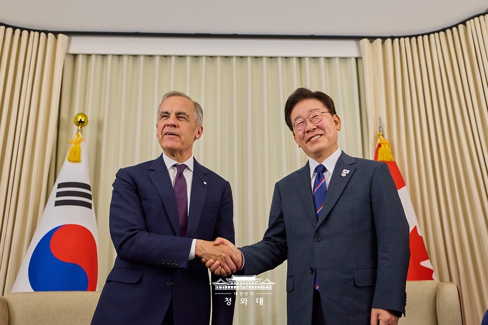 이재명 대통령과 마크 카니 캐나다 총리가 6월 16일(현지 시간) 프랑스 에비앙레뱅 주요 7개국(G7) 정상회의장에서 양자회담에 앞서 악수하고 있다. 