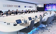 김정관 산업통상부 장관이 6월 16일 아랍에미리트(UAE) 아부다비 국영석유회사(ADNOC) 회의실에서 원유 등 글로벌 자원·에너지 공급망에서 핵심 역할을 수행하는 아부다비 국영석유회사(ADNOC)의 무사베 알 카비(Musabbeh Al Kaabi) 상류 부분(Upstream) CEO 등 주요 고위급 인사들과 회담을 갖고 있다.