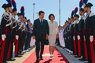 이탈리아 국빈 방문 일정을 마친 이재명 대통령과 김혜경 여사가 6월 16일(현지 시간) 로마 다빈치 공항에서 공군 1호기로 이동하고 있다.