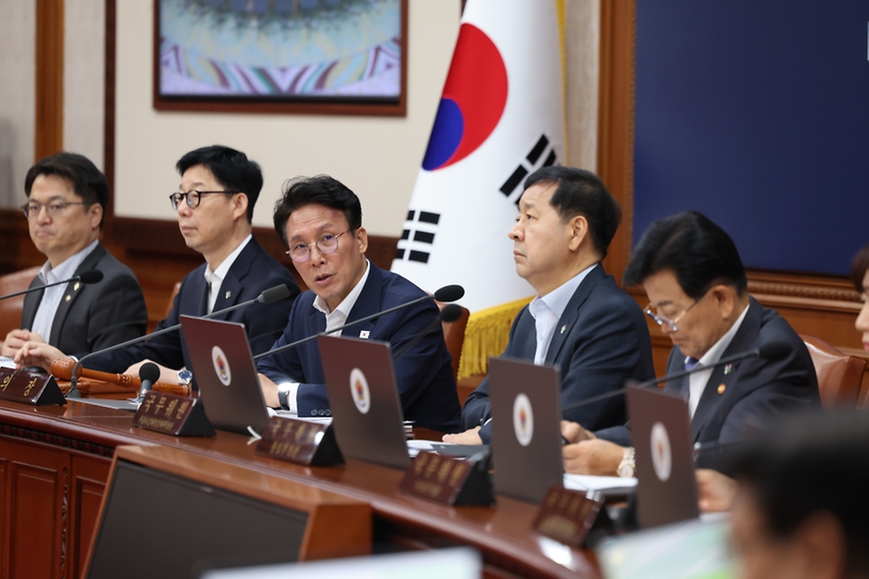 김민석 국무총리가 6월 16일 세종대로 정부서울청사에서 열린 국무회의 겸 비상경제본부회의를 주재, 모두발언을 하고 있다.