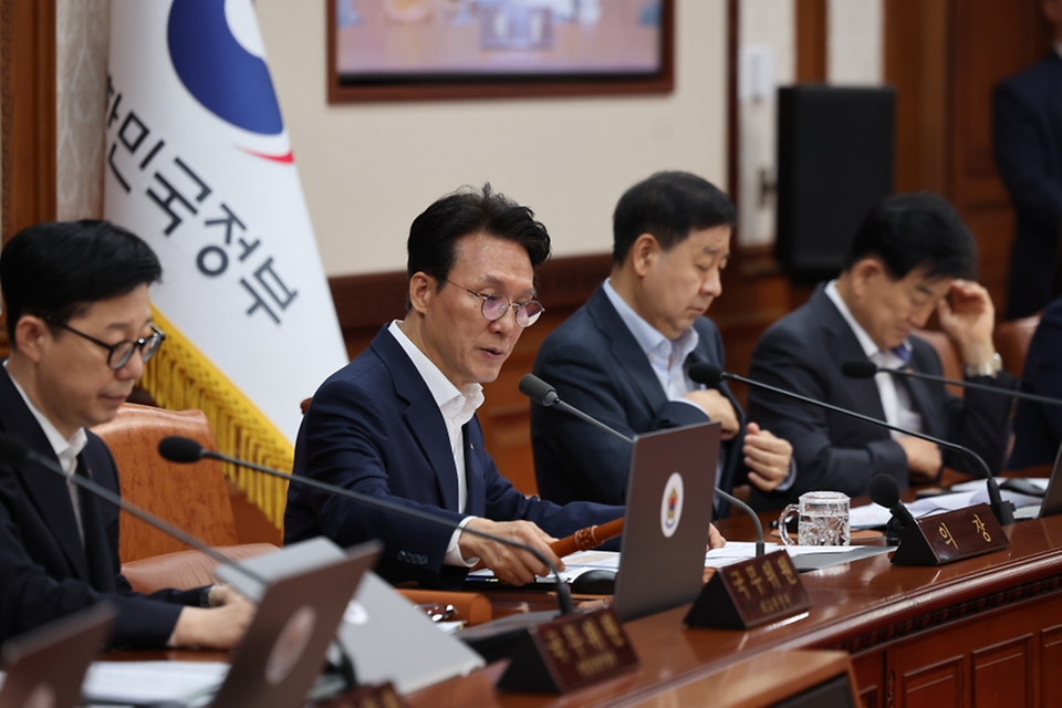 김민석 국무총리가 6월 16일 세종대로 정부서울청사에서 열린 국무회의 겸 비상경제본부회의를 주재, 모두발언을 하고 있다.