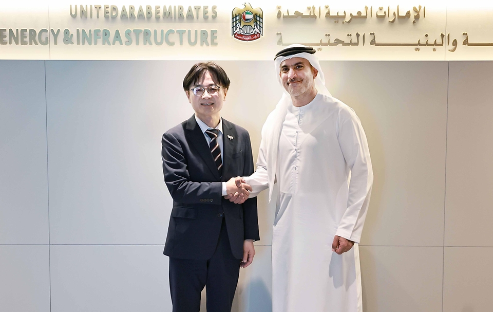 김정관 산업통상부 장관이 6월 16일(현지 시간) 아랍에미리트(UAE) 에너지인프라부를 방문해, 셰리프 살림 알 올라마(Sharif Salim Al Olama) 에너지인프라부 차관 등 UAE 원전 관련 핵심 기관 고위급 인사들과의 면담을 갖고, 바라카 원전 운영의 전주기 협력 심화를 위해 진행하고 있는 핵연료의 안정적 수급, 원전 정비 협력 강화, 원전 운영의 인공지능(AI)·디지털전환(DT) 적용 확대에 관한 양국 기업 간 협력 프로젝트 추진 현황을 점검하고 향후 사업 구체화 방안 등을 논의하고 있다.