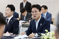 김민석 국무총리가 6월 17일 전남 여수시 여수 엑스포 컨벤션센터에서 열린 해상풍력 공급망 컨퍼런스 전시회에 참석, 전시부스를 방문하고 있다.
