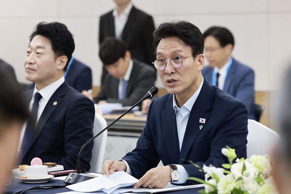 김민석 국무총리가 6월 17일 전남 여수시 여수 엑스포 컨벤션센터에서 열린 해상풍력 공급망 컨퍼런스 전시회에 참석, 전시부스를 방문하고 있다.