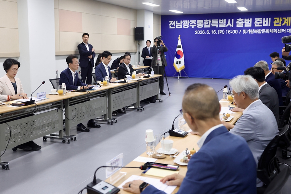김민석 국무총리가 6월 16일 전남 나주 빛가람복합문화체육센터에서 열린 전남광주통합특별시 출범준비 관계기관 간담회에 참석, 발언을 하고 있다.