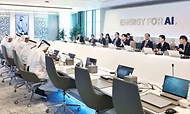 김정관 산업통상부 장관이 6월 16일 아랍에미리트(UAE) 아부다비 국영석유회사(ADNOC) 회의실에서 원유 등 글로벌 자원·에너지 공급망에서 핵심 역할을 수행하는 아부다비 국영석유회사(ADNOC)의 무사베 알 카비(Musabbeh Al Kaabi) 상류 부분(Upstream) CEO 등 주요 고위급 인사들과 회담을 갖고 있다.