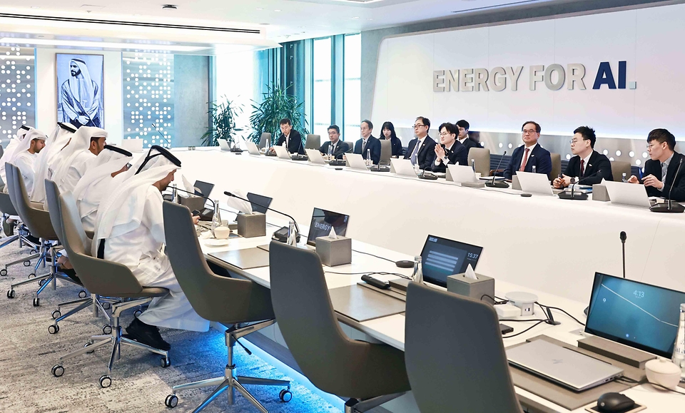 김정관 산업통상부 장관이 6월 16일 아랍에미리트(UAE) 아부다비 국영석유회사(ADNOC) 회의실에서 원유 등 글로벌 자원·에너지 공급망에서 핵심 역할을 수행하는 아부다비 국영석유회사(ADNOC)의 무사베 알 카비(Musabbeh Al Kaabi) 상류 부분(Upstream) CEO 등 주요 고위급 인사들과 회담을 갖고 있다.