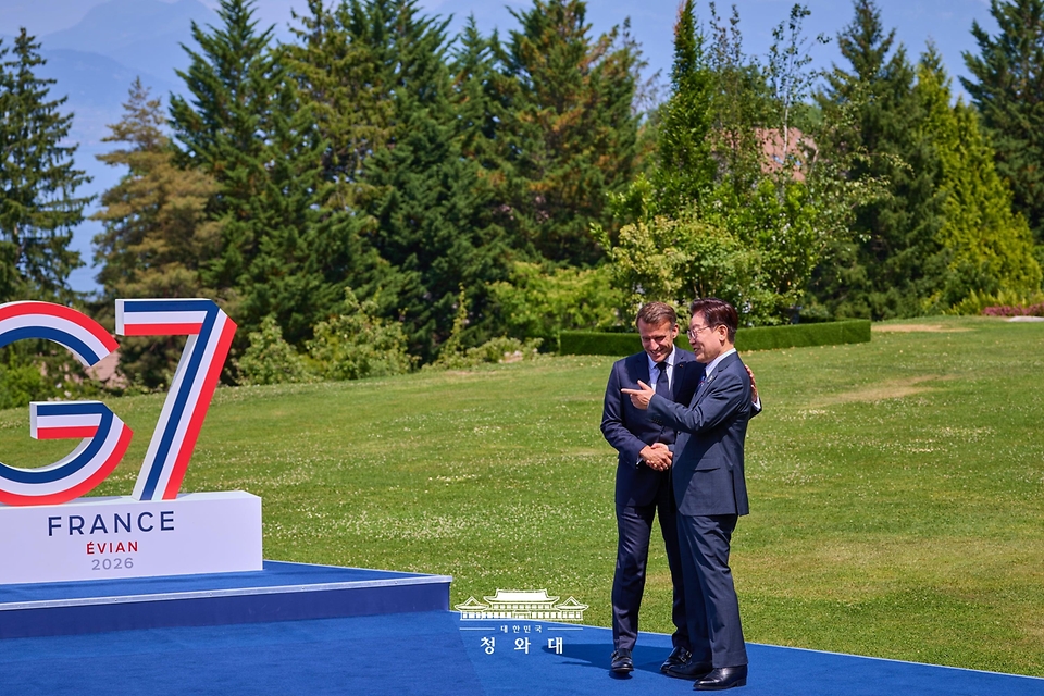 이재명 대통령이 6월 16일(현지 시간) 프랑스 에비앙레뱅 주요 7개국(G7) 정상회의 행사장에서 열린 초청국 환영행사에서 의장국인 프랑스의 에마뉘엘 마크롱 대통령과 대화하고 있다.