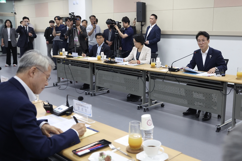 김민석 국무총리가 6월 16일 전남 나주 빛가람복합문화체육센터에서 열린 전남광주통합특별시 출범준비 관계기관 간담회에 참석, 발언을 하고 있다.