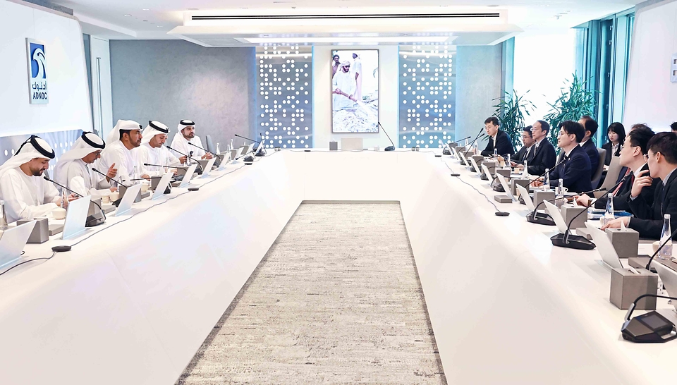 김정관 산업통상부 장관이 6월 16일 아랍에미리트(UAE) 아부다비 국영석유회사(ADNOC) 회의실에서 원유 등 글로벌 자원·에너지 공급망에서 핵심 역할을 수행하는 아부다비 국영석유회사(ADNOC)의 무사베 알 카비(Musabbeh Al Kaabi) 상류 부분(Upstream) CEO 등 주요 고위급 인사들과 회담을 갖고 있다.