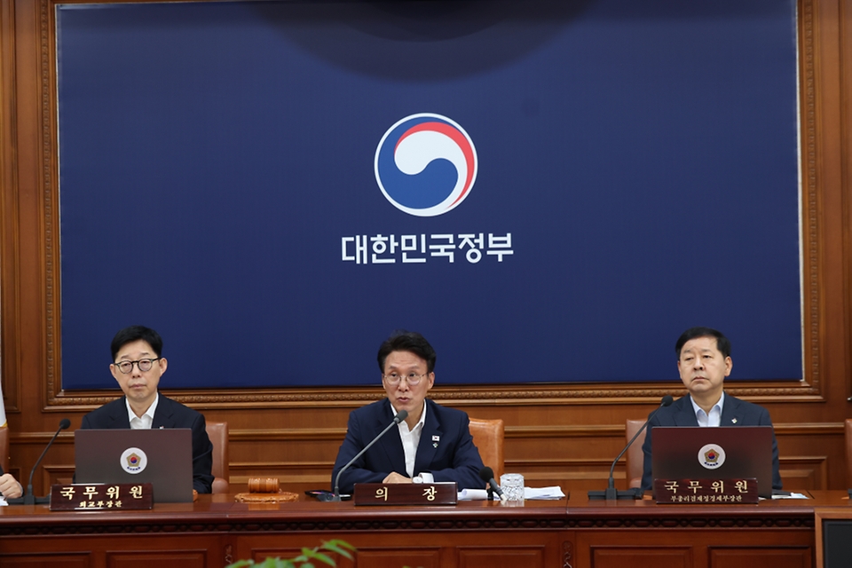 김민석 국무총리가 6월 16일 세종대로 정부서울청사에서 열린 국무회의 겸 비상경제본부회의를 주재, 모두발언을 하고 있다.