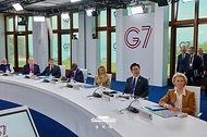 이재명 대통령이 6월 16일(현지 시간) 프랑스 에비앙레뱅에서 열린 주요 7개국(G7) 정상회의 확대회담 첫 세션에 참석해 있다.