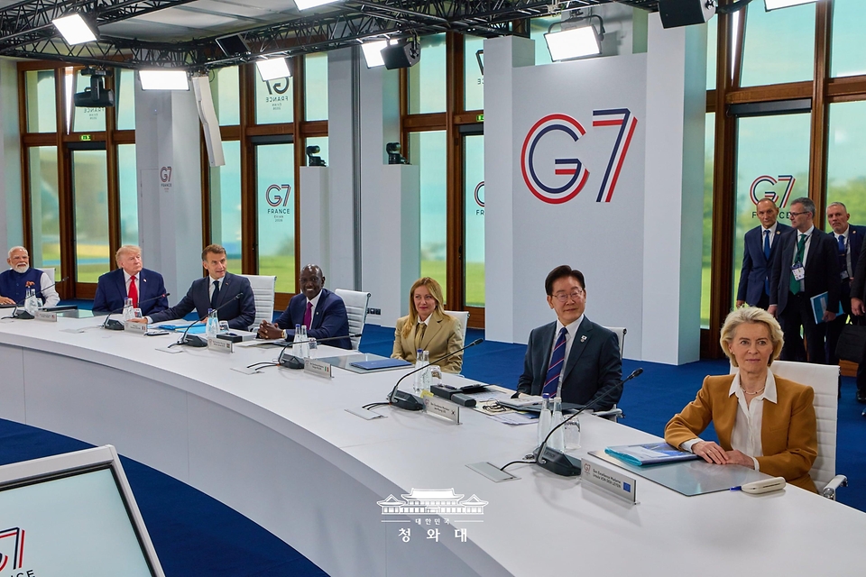 이재명 대통령이 6월 16일(현지 시간) 프랑스 에비앙레뱅에서 열린 주요 7개국(G7) 정상회의 확대회담 첫 세션에 참석해 있다.