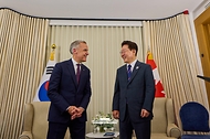 이재명 대통령과 마크 카니 캐나다 총리가 6월 16일(현지 시간) 프랑스 에비앙레뱅 주요 7개국(G7) 정상회의장에서 양자 회담을 하고 있다.
